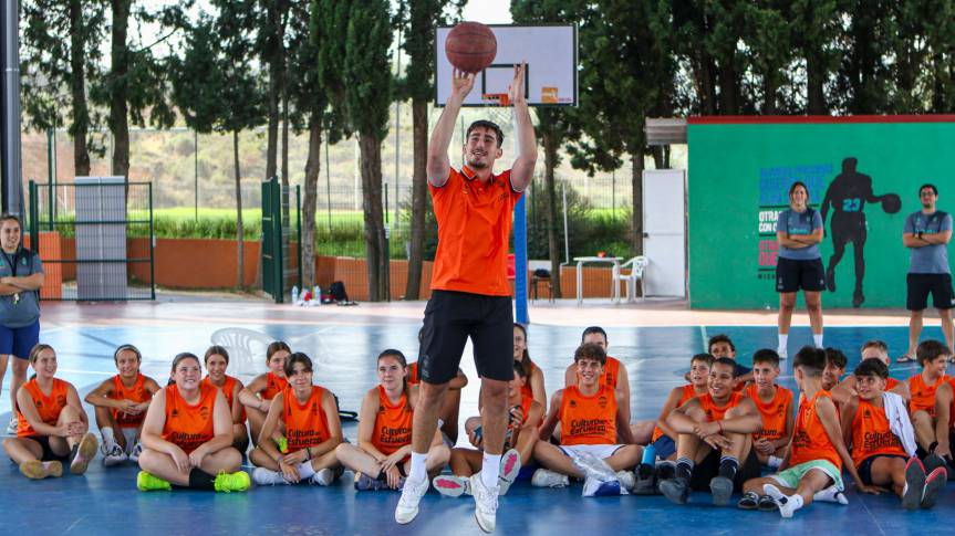 Guillem Ferrando visits the sixth shift of the Summer Camp in Tarihuela