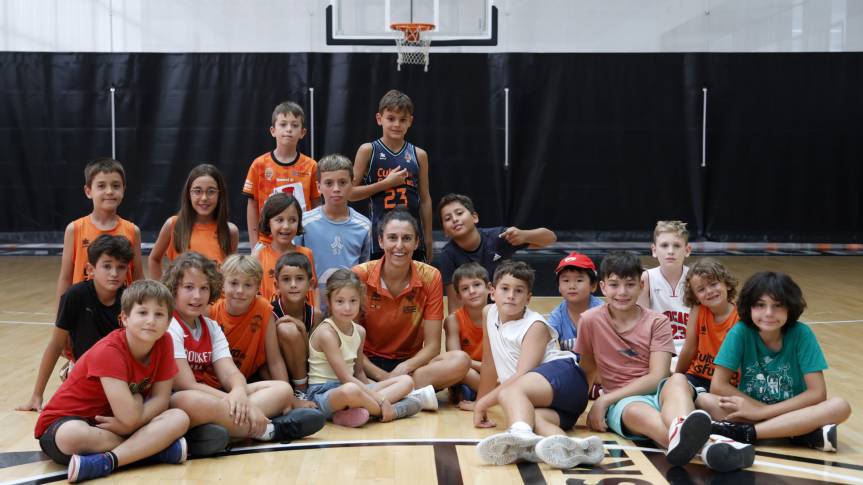 Alba Torrens visita la Escuela de Verano de L’Alqueria del Basket