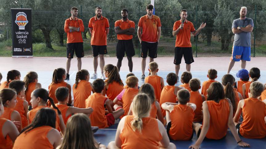The 3x3 men's team visits the fourth shift of the Summer Camp in Tarihuela