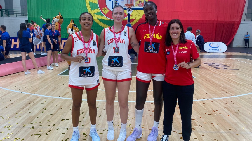 Awa Fam, Lucía Rivas, Mirembe Twehamye and Glòria Estopà, silver medal in the FIBA U18 Women's Eurobasket