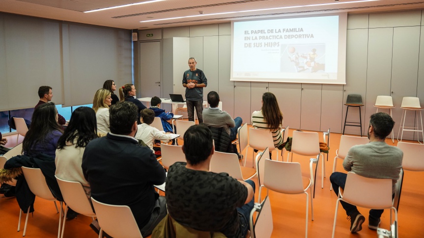 Gran acogida del nuevo proyecto de L’Alqueria para orientar a los padres de los jugadores