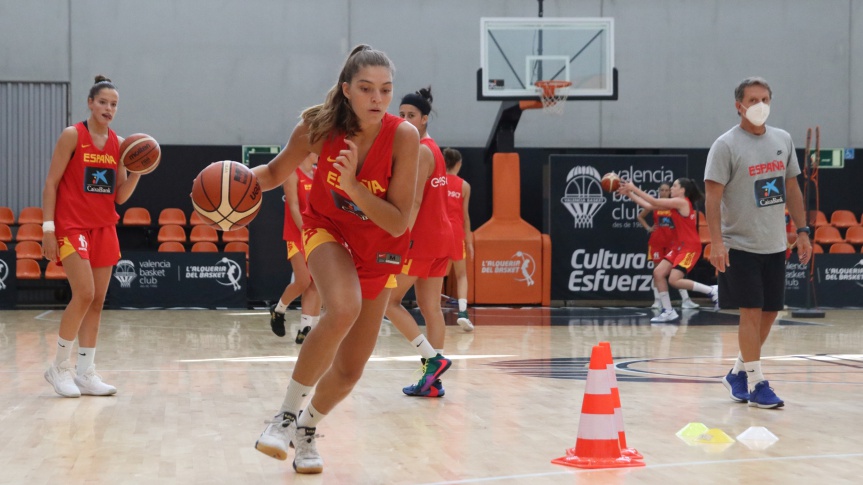 15 players and 2 coaches from L'Alqueria del Basket, called up with the Spanish national team