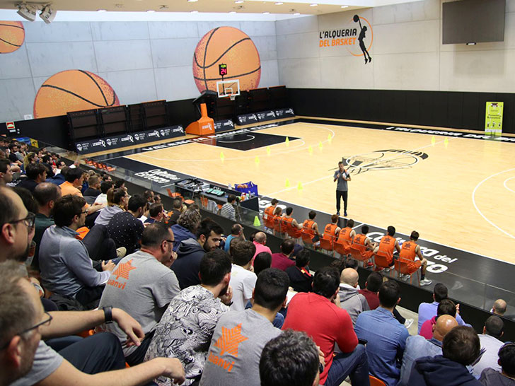 Más de 300 entrenadores comparten una jornada especial con el cuerpo técnico de Valencia Basket