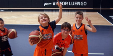 Slide-1 VIII Escola de Nadal del Valencia Basket